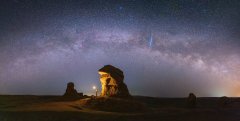 <b>夜暗方显万颗星，灯明始见一缕尘</b>