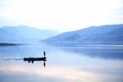 <b>假若人生不过是长街上的一个短梦，我也愿意把</b>