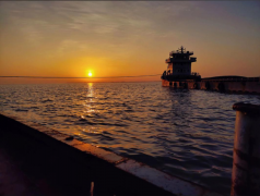 <b>斩断过去的忧愁和未来的恐惧，才能真正获得自</b>