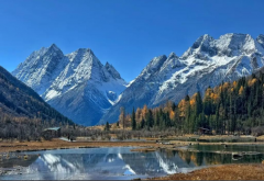 <b>山不让尘，川不辞盈。</b>