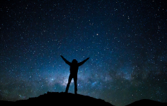 <strong>把自己放在低调里，是为了让思想</strong>