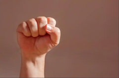 <strong>别相信掌纹宿命，只信握拳力量</strong>