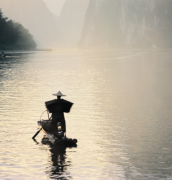 <strong>远离伤害你的人，与好人为伍，与</strong>